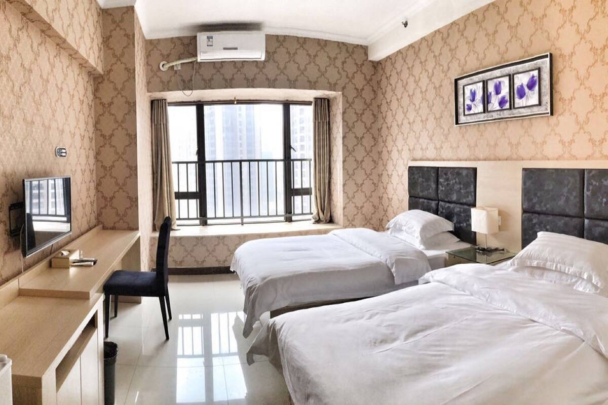 Habitación empresarial con 2 camas individuales | Escritorio, tabla de planchar con plancha, wifi gratis y ropa de cama