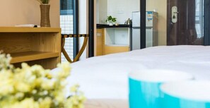 Escritorio, tabla de planchar con plancha, wifi gratis y ropa de cama