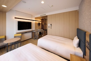 A hotel room with two beds, a desk, a TV, and a seating area. - JR WEST GROUP VIA INN SHINAGAWA OIMACHI (Tokyo)
