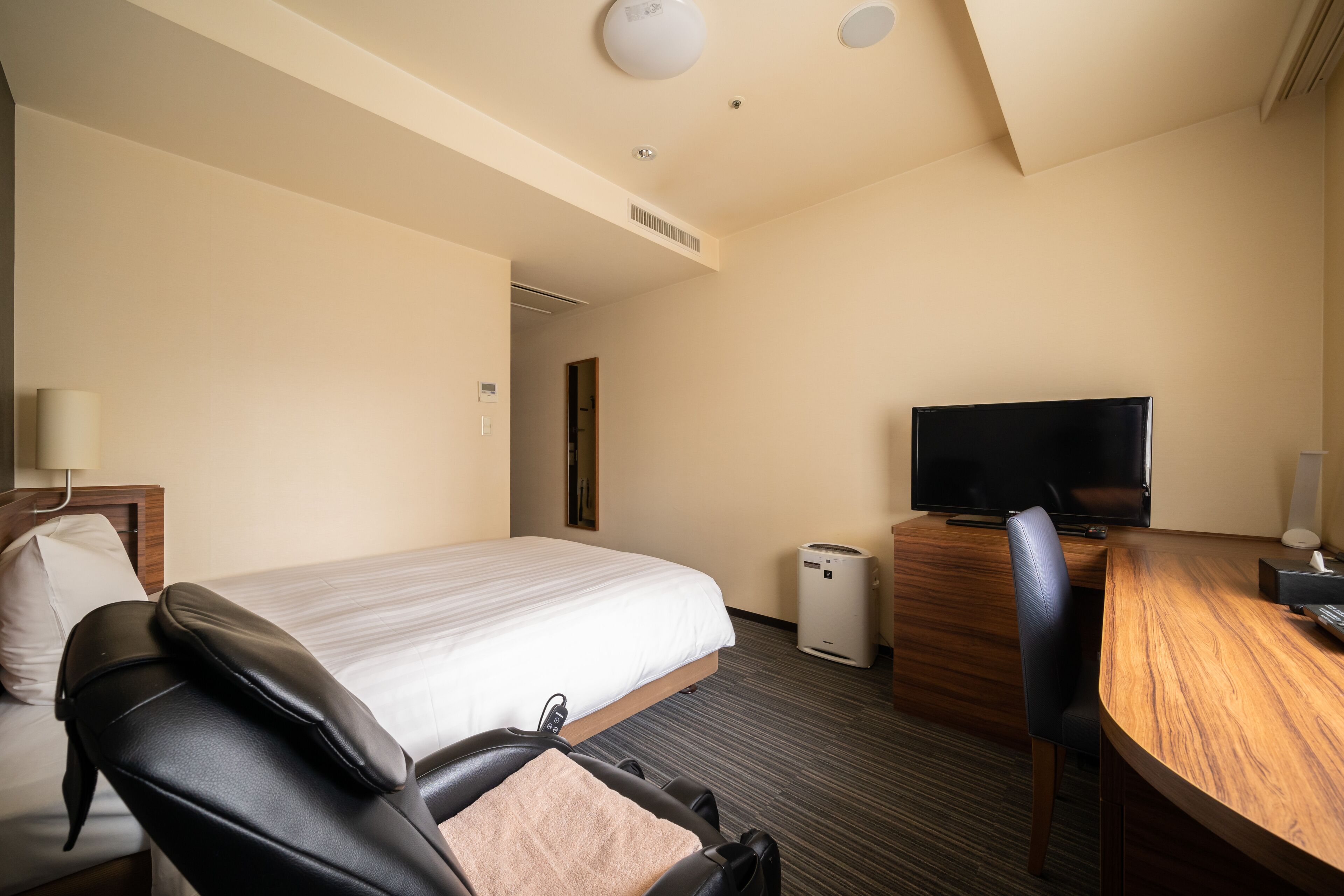 desk, free wifi, bed sheets