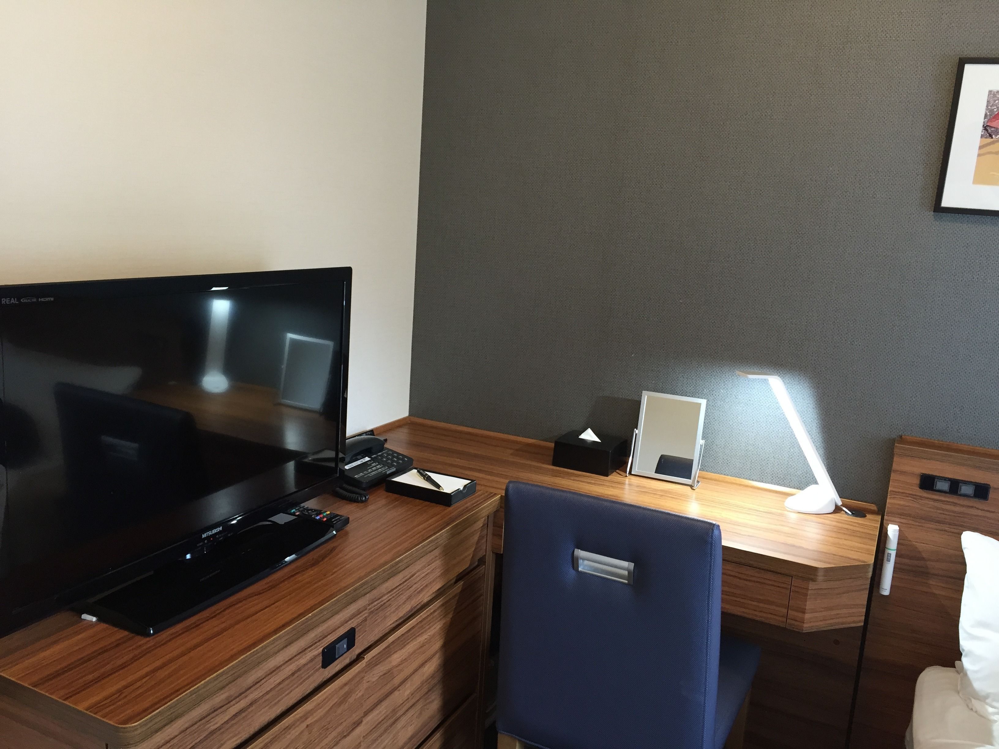 desk, free wifi, bed sheets