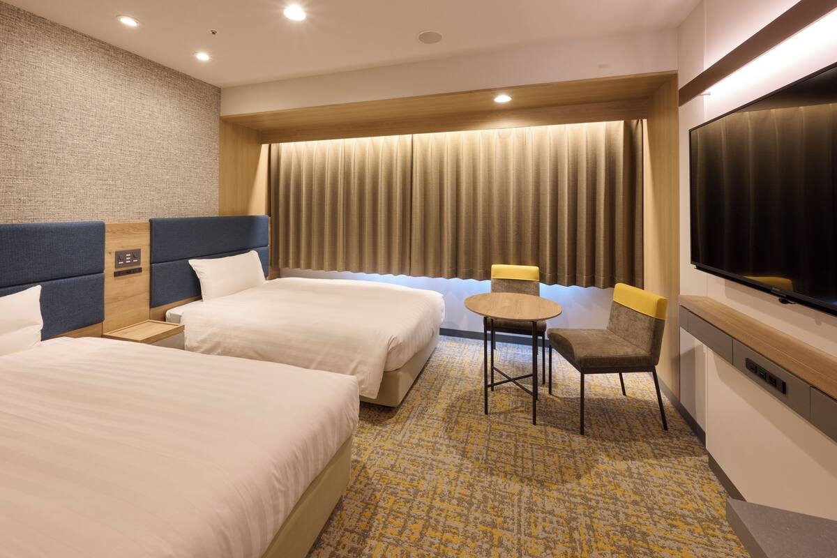Kamar Twin Standar, Bebas Asap Rokok | Selimut bulu angsa, meja kerja, Wi-Fi gratis, dan seprai linen