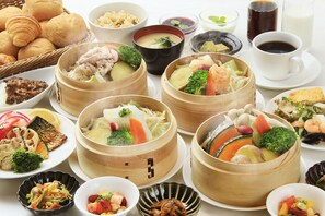 Une variété de plats, notamment des sushis et des soupes, disposés sur une table.