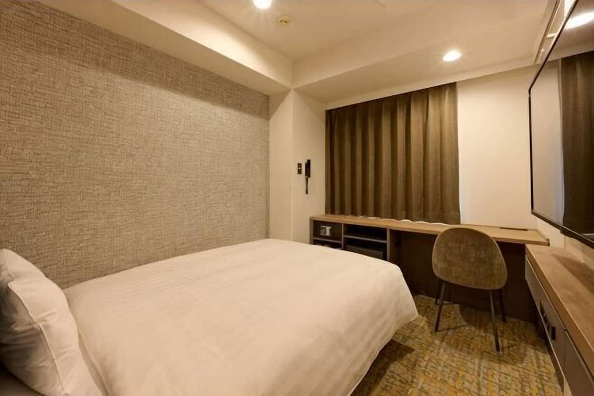 Down comforters, desk, free WiFi, bed sheets