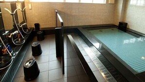 A spa area with a hot tub, a towel rack, and a trash bin. - Az Inn Higashiomi Notogawa Ekimae (Higashiomi)