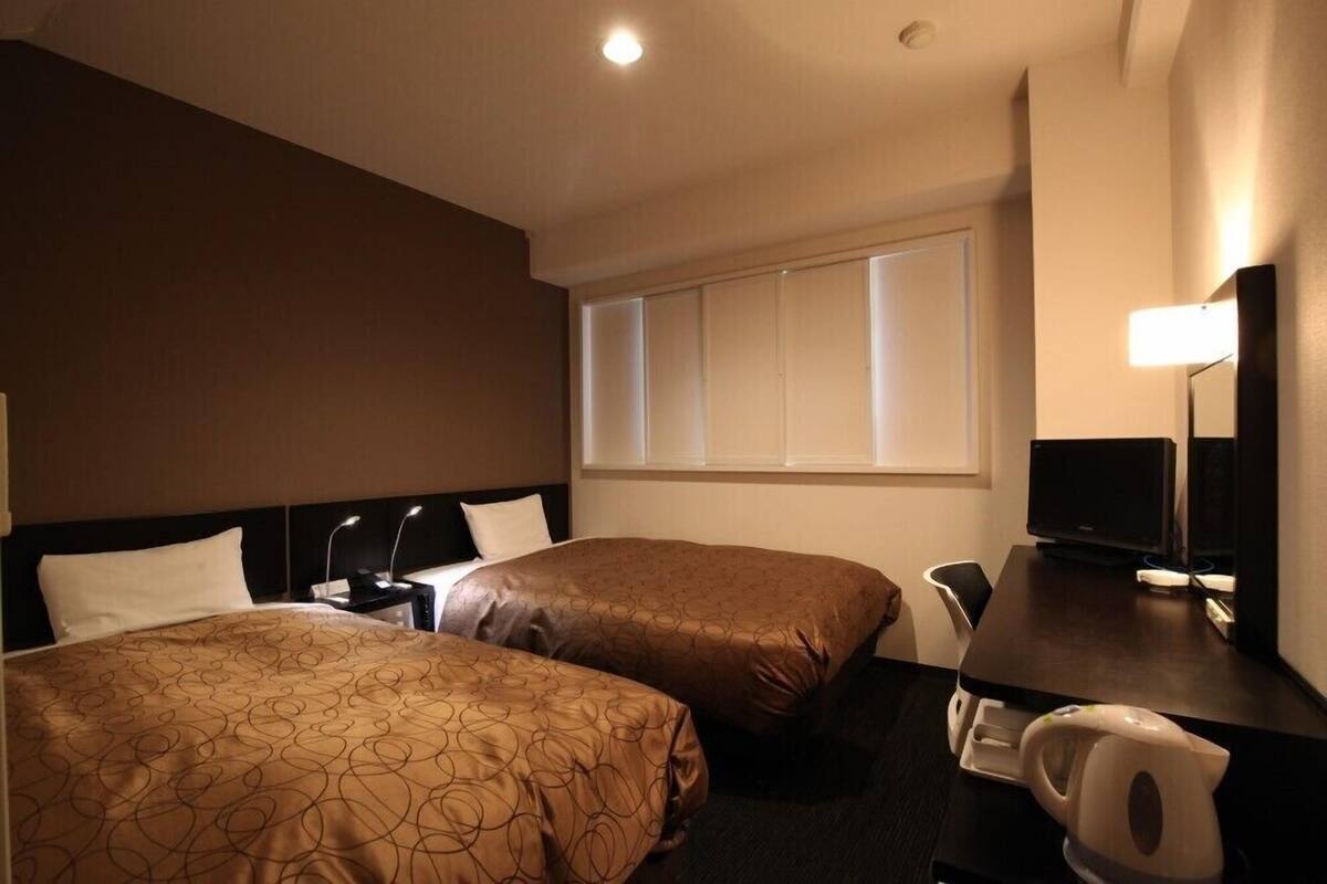 Desk, soundproofing, WiFi (free), bed sheets