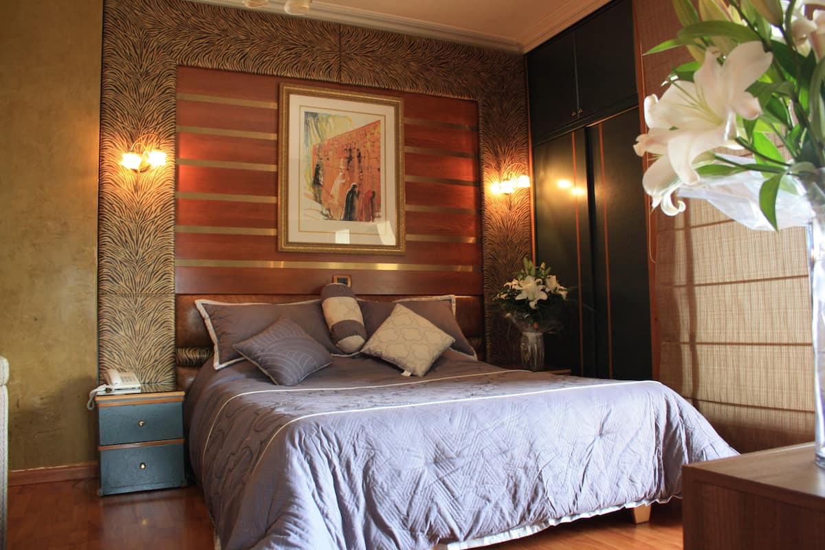 Peralatan tempat tidur premium, peti besi dalam bilik, meja