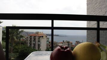 Ropa de cama de alta calidad y caja de seguridad en la habitación