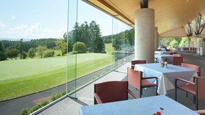 Un restaurant avec vue sur un terrain de golf.