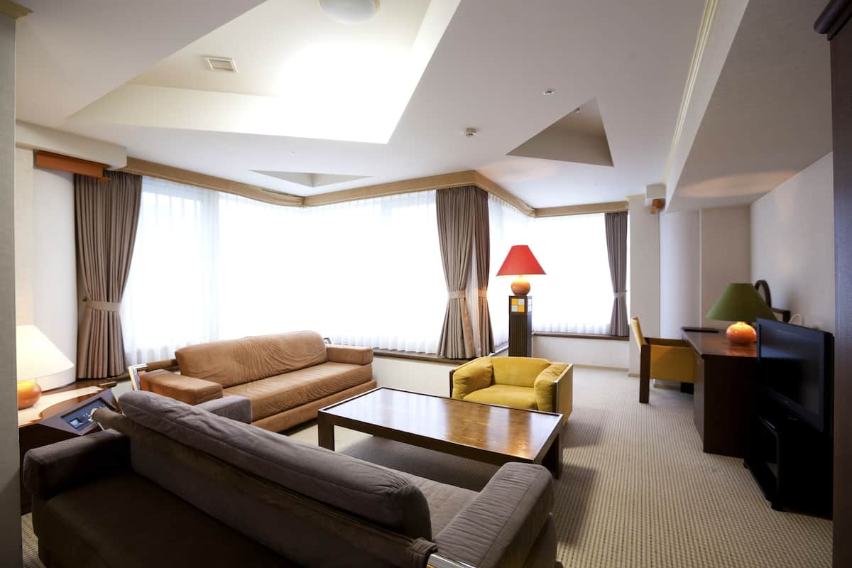 Suite Room | Living room | Flat-screen TV