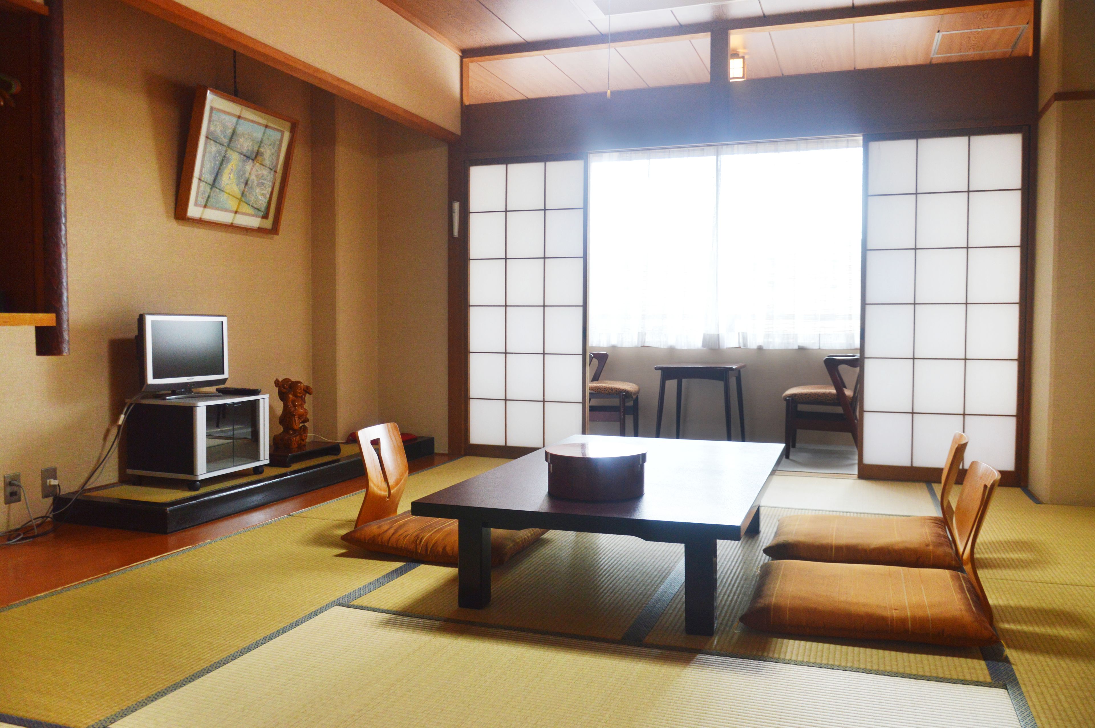 Quarto tradicional, banheiro privativo (Japanese Style) | Cofres nos quartos, escrivaninha