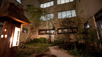 Quarto tradicional, banheiro privativo (Japanese Style) | Cofres nos quartos, escrivaninha