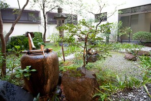 Traditional-Zimmer, eigenes Bad (Japanese Style)