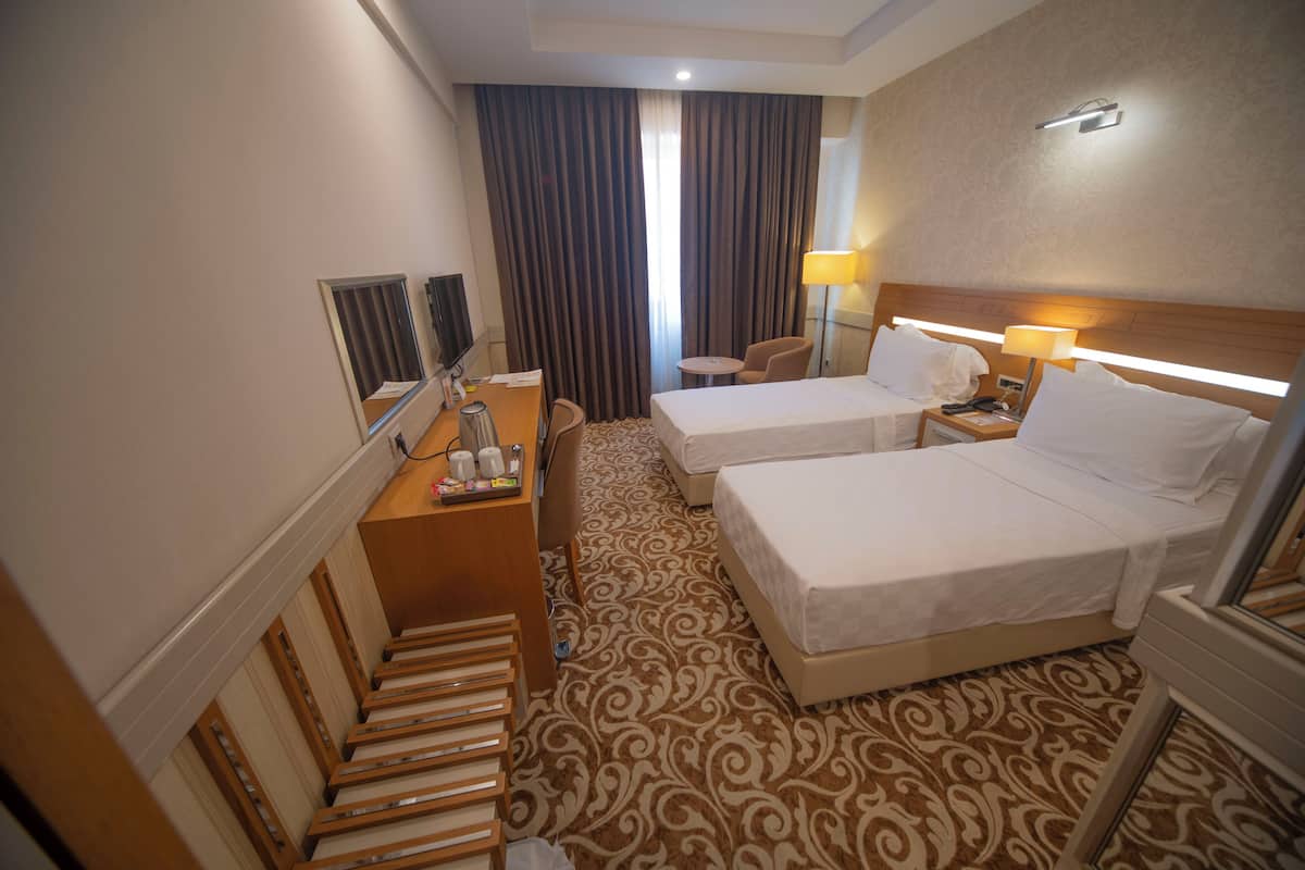 Comfort Twin Room | 1 bedroom, minibar, in-room safe, desk
