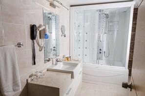 Suite Confort | Baño | Amenidades de baño de diseñador, secadora de cabello, pantuflas 