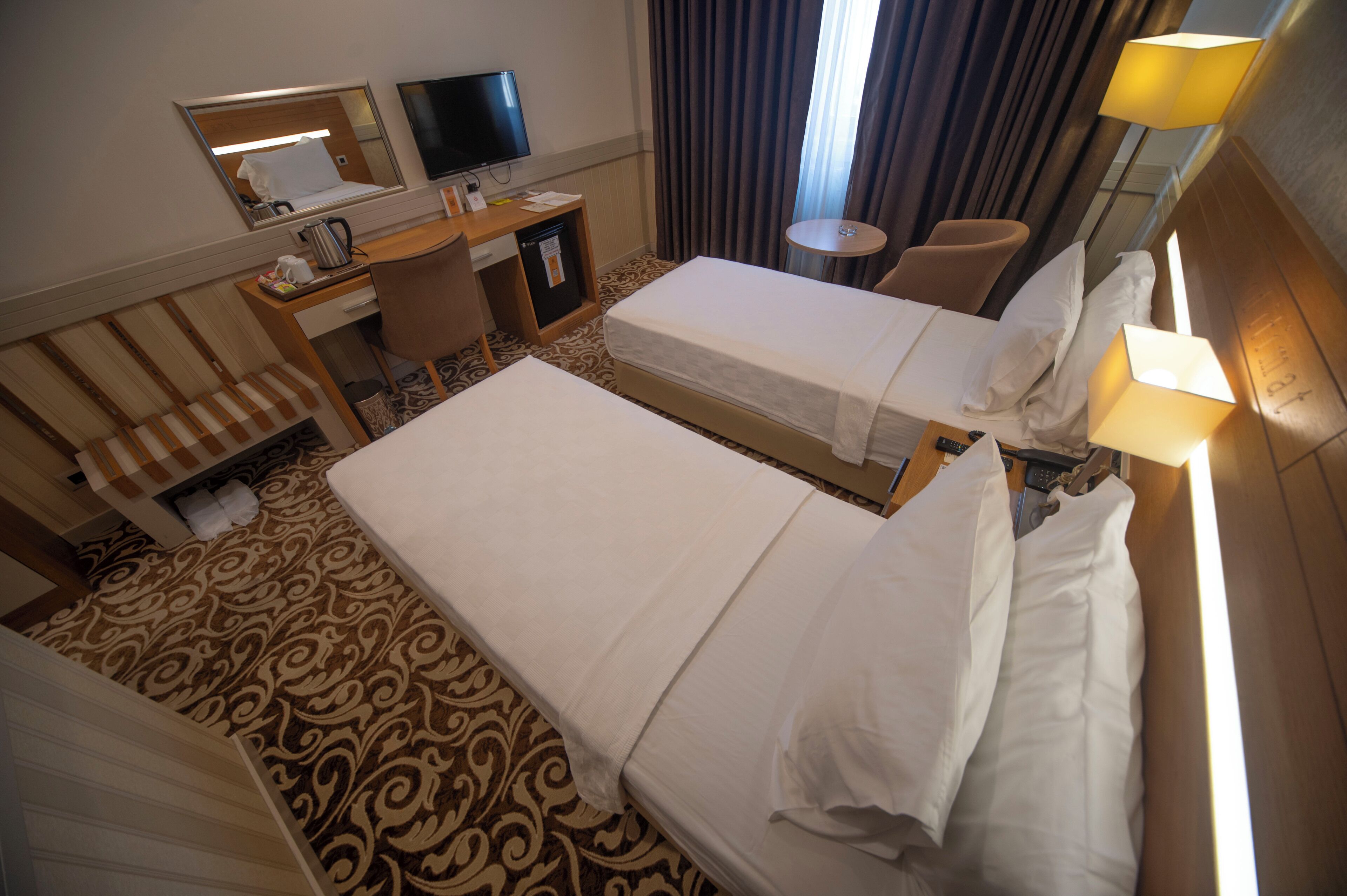 comfort twin room | 1 bedroom, minibar, in-room safe, desk