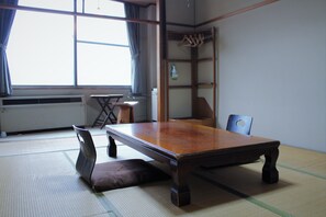 Habitación tradicional con 2 camas individuales (Japanese Style) | Zona de estar | Una televisión LCD