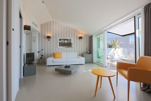 Deluxe suite, gedeeltelijk uitzicht op zee | 1 slaapkamer, luxe beddengoed, een kluis op de kamer, een bureau