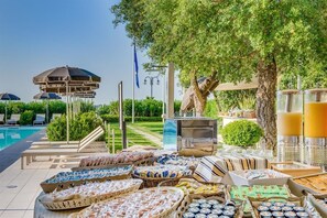 朝食 (ビュッフェ)、毎日提供 (無料)