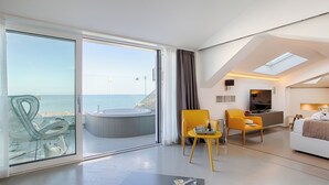 Una habitación de hotel moderna con balcón, jacuzzi, zona de comedor y dormitorio.
