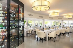 供应午餐和晚餐
