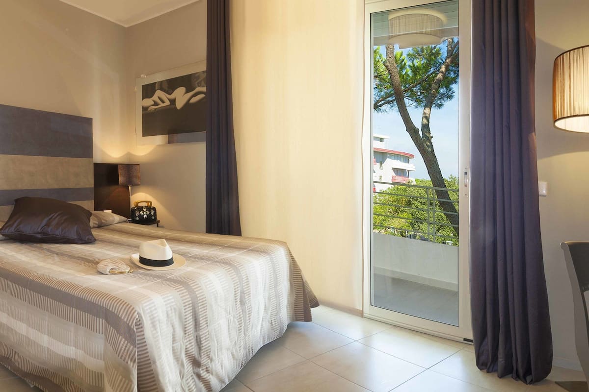 1 Schlafzimmer, hochwertige Bettwaren, Zimmersafe, Schreibtisch