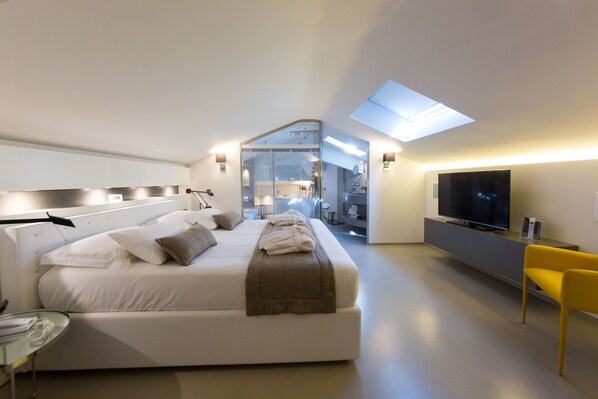 Deluxe suite, gedeeltelijk uitzicht op zee | 1 slaapkamer, luxe beddengoed, een kluis op de kamer, een bureau