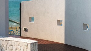 Diseño arquitectónico moderno con vista al mar.