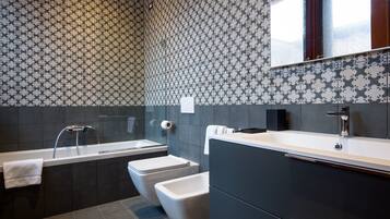 ジュニア スイート (Gorky Park) | バスルーム | シャワー、バスアメニティ (無料)、ヘアドライヤー、ビデ