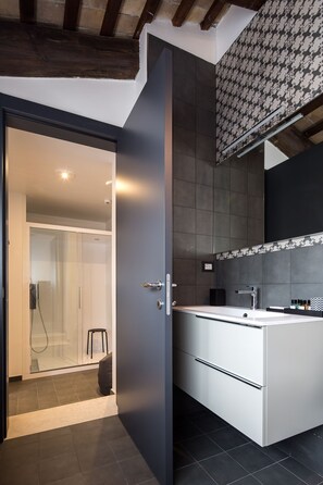 Junior suite (La mia Africa) | Badkamer | Een douche, gratis toiletartikelen, een haardroger, een bidet