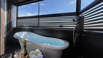 Separate bathtub and shower, deep-soaking bathtub, free toiletries