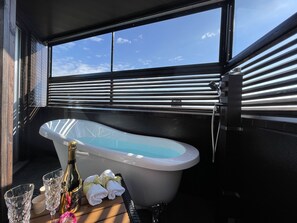 Separate tub and shower, deep soaking tub, free toiletries, hair dryer - Sendai Hotel Renaissance (Sendai)