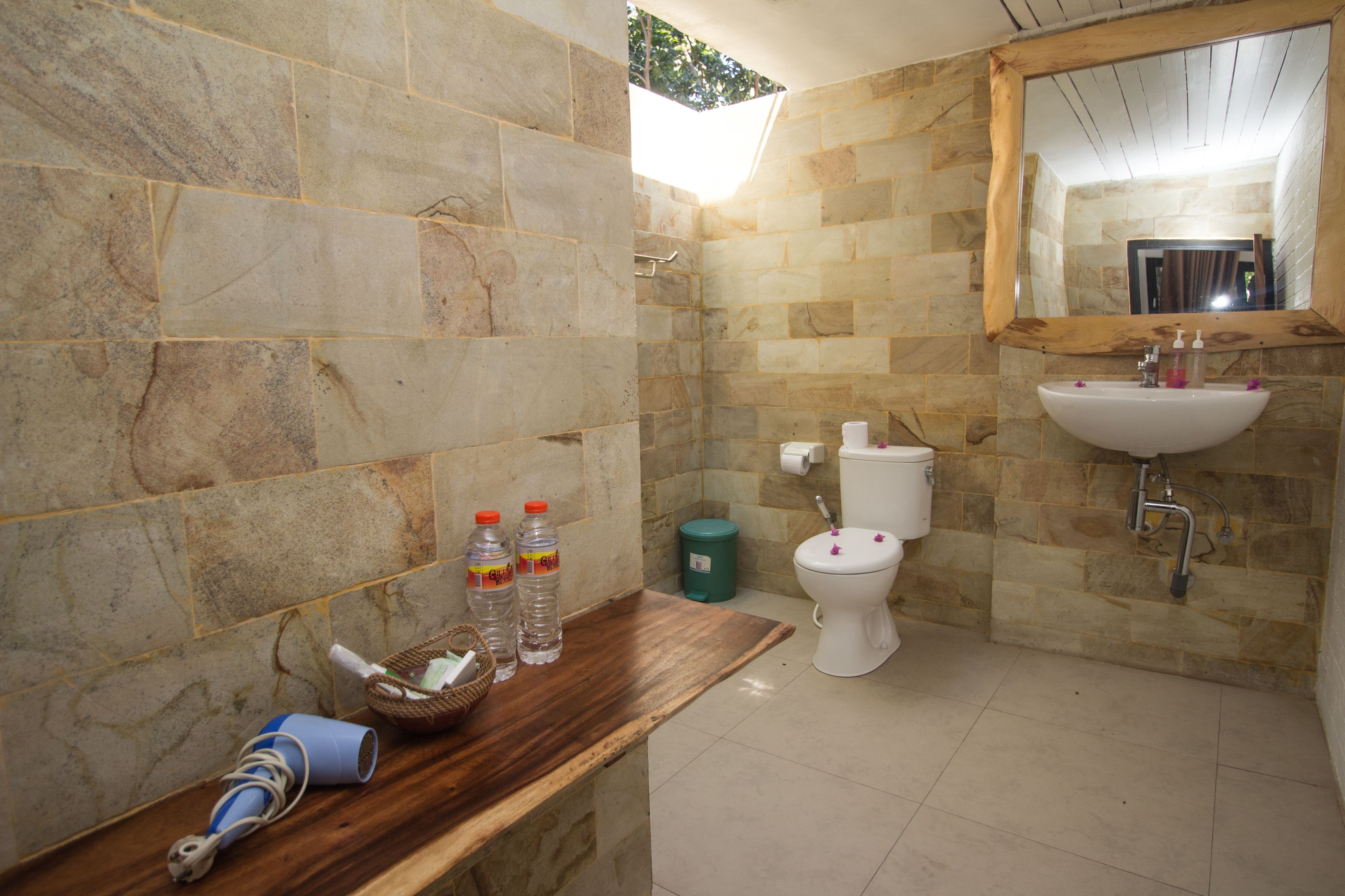 superior double room | bathroom | shower, free toiletries, hair dryer, bidet