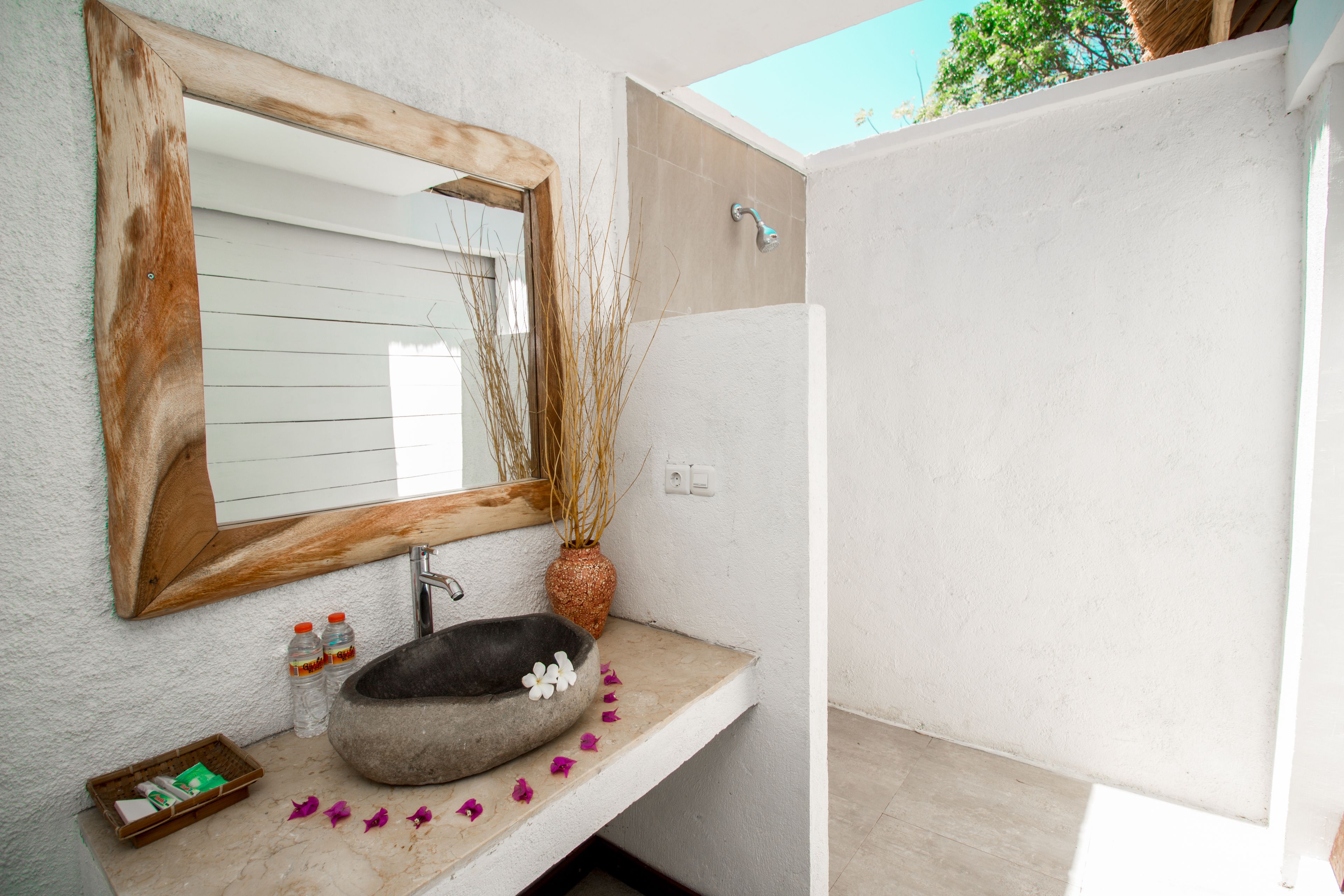 Shower, free toiletries, hair dryer, bidet
