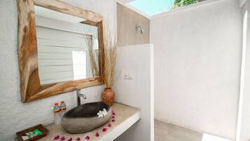 Shower, free toiletries, hair dryer, bidet