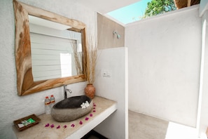 Shower, free toiletries, hair dryer, bidet - Gili Breeze Tropical Bungalows (Gili Trawangan)