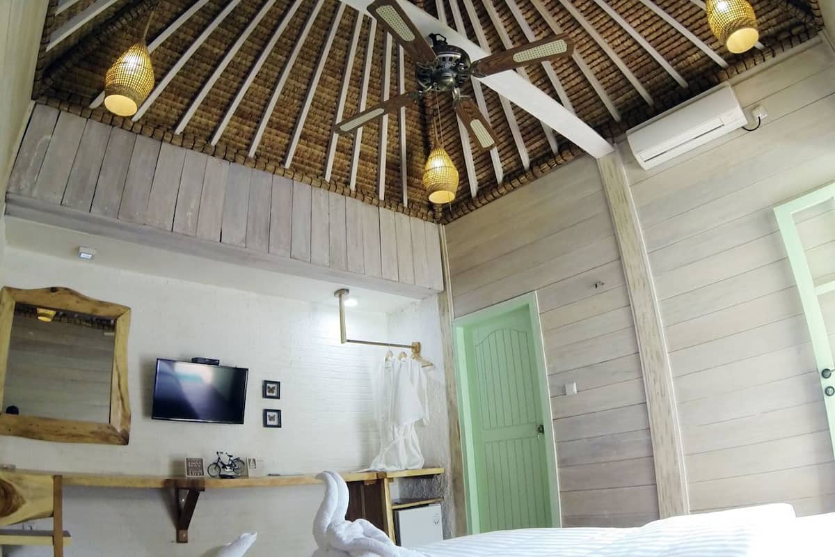 Egyptian cotton sheets, premium bedding, minibar, in-room safe