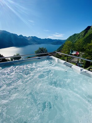 Bañera de hidromasaje al aire libre