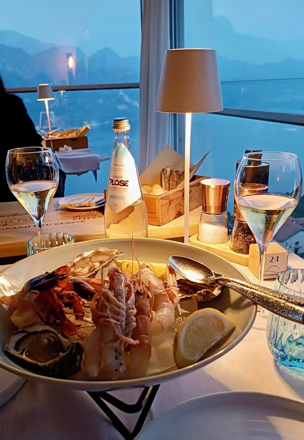 lunch and dinner served, italian cuisine