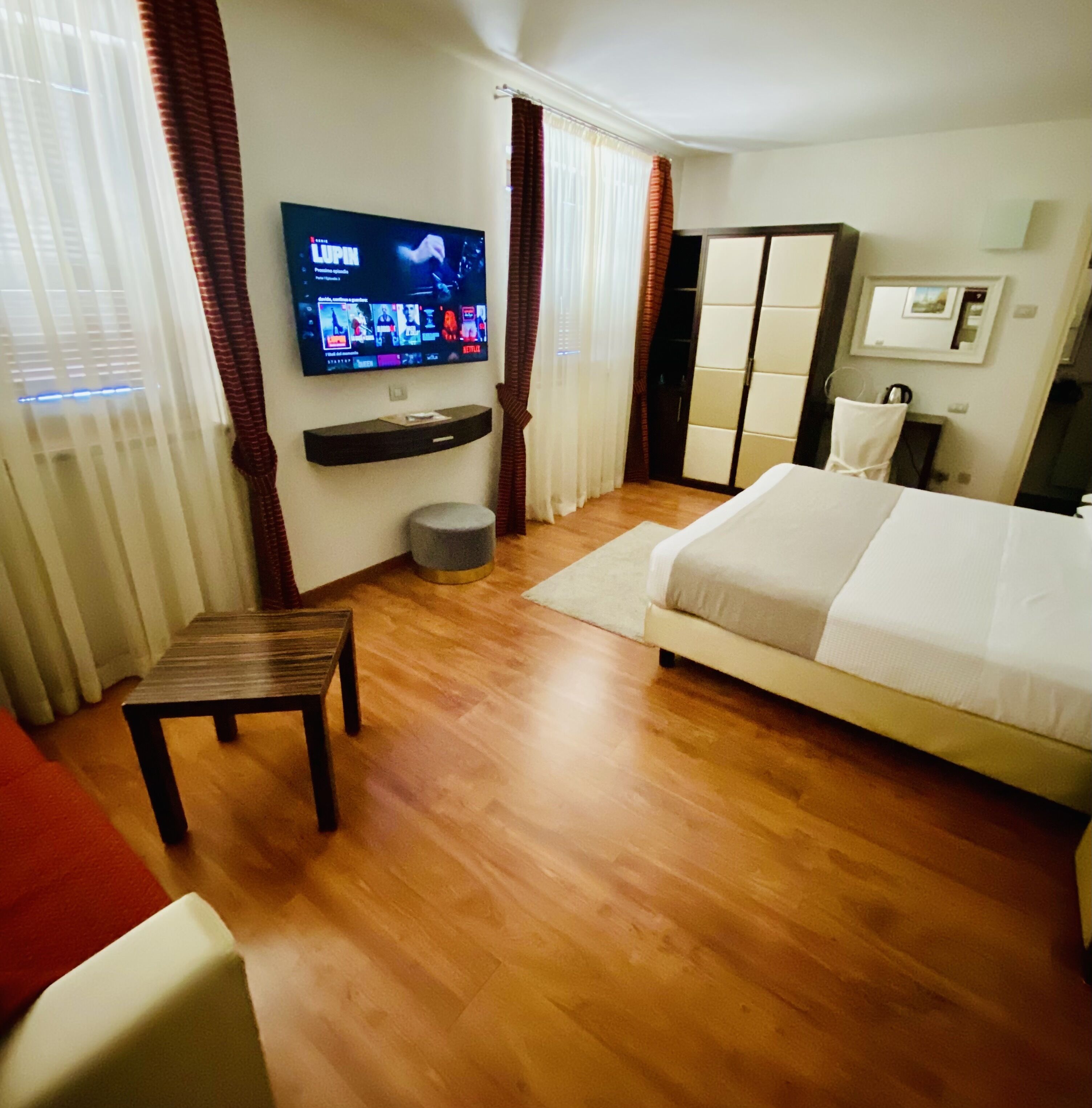 junior suite, tower (blue sky) | 1 bedroom, in-room safe, desk, soundproofing