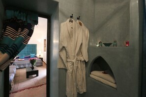 Superior Double or Twin Room (Tanger) | Bathroom | Free toiletries, bathrobes, towels - Riad Al Anouwar (Marrakech)
