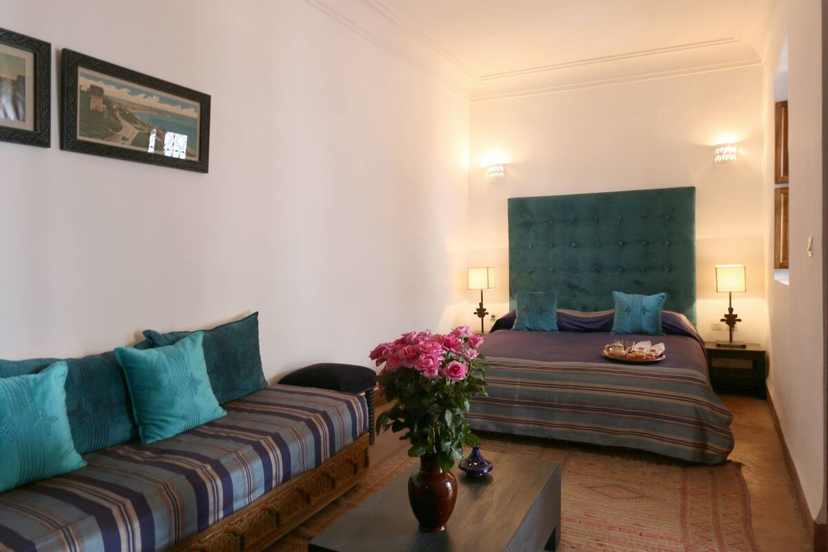 In-room safe, blackout curtains, soundproofing