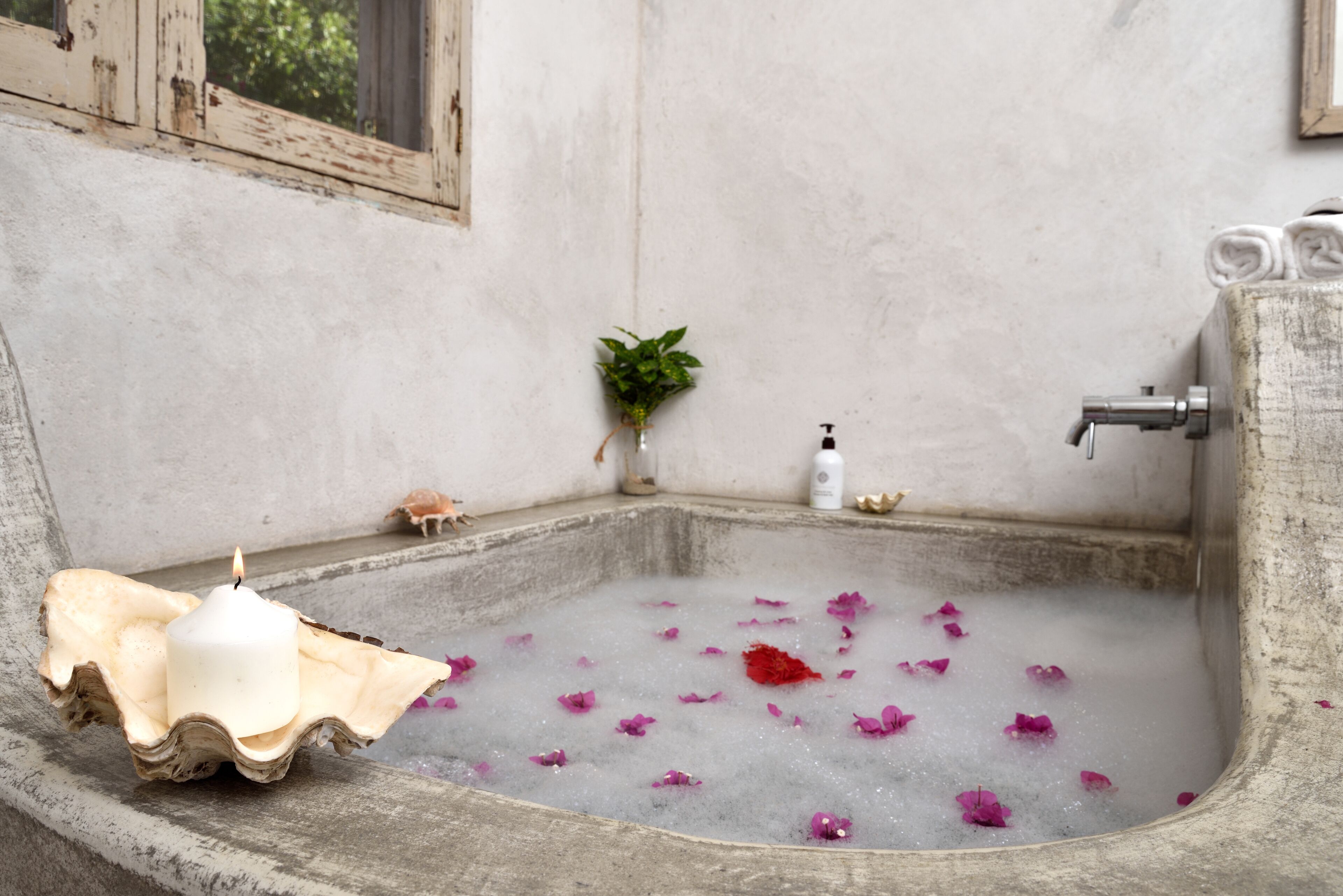 Pool View Villa | Bathroom | Free toiletries, hair dryer, bathrobes, towels