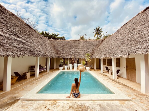 4 outdoor pools, pool loungers