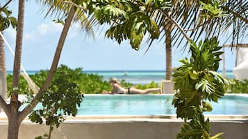4 outdoor pools, sun loungers