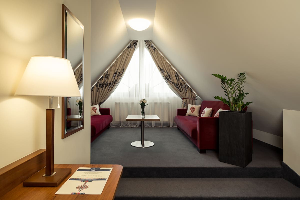 Family Oda, 1 Yatak Odası | Anti alerjik yatak takımı, masa, dizüstü bilgisayar çalışma alanı