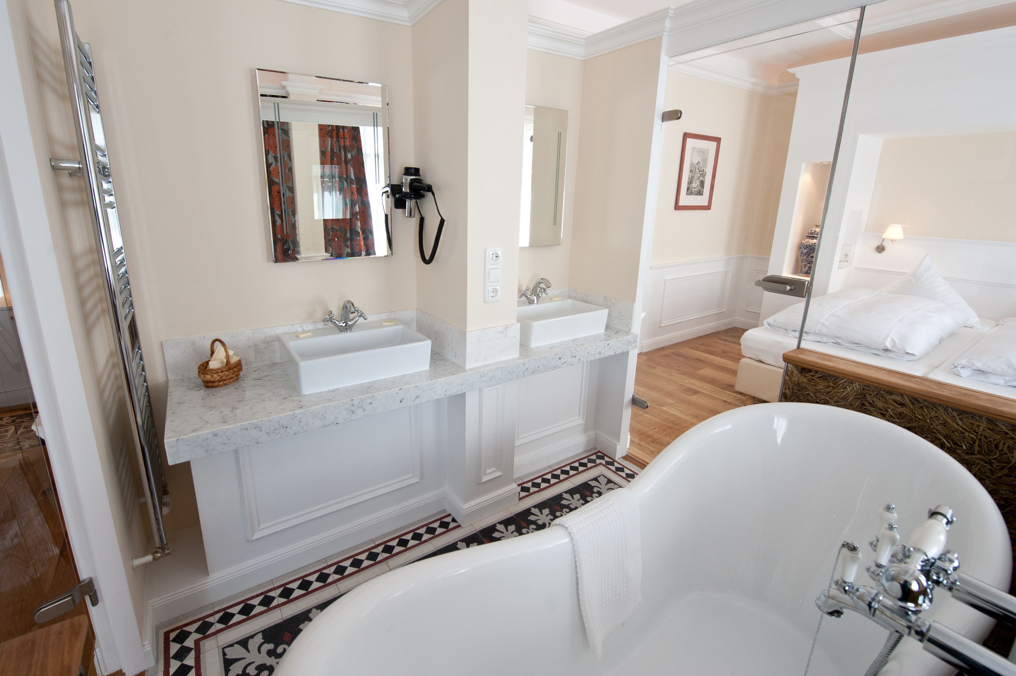 superior suite | deep-soaking bathtub