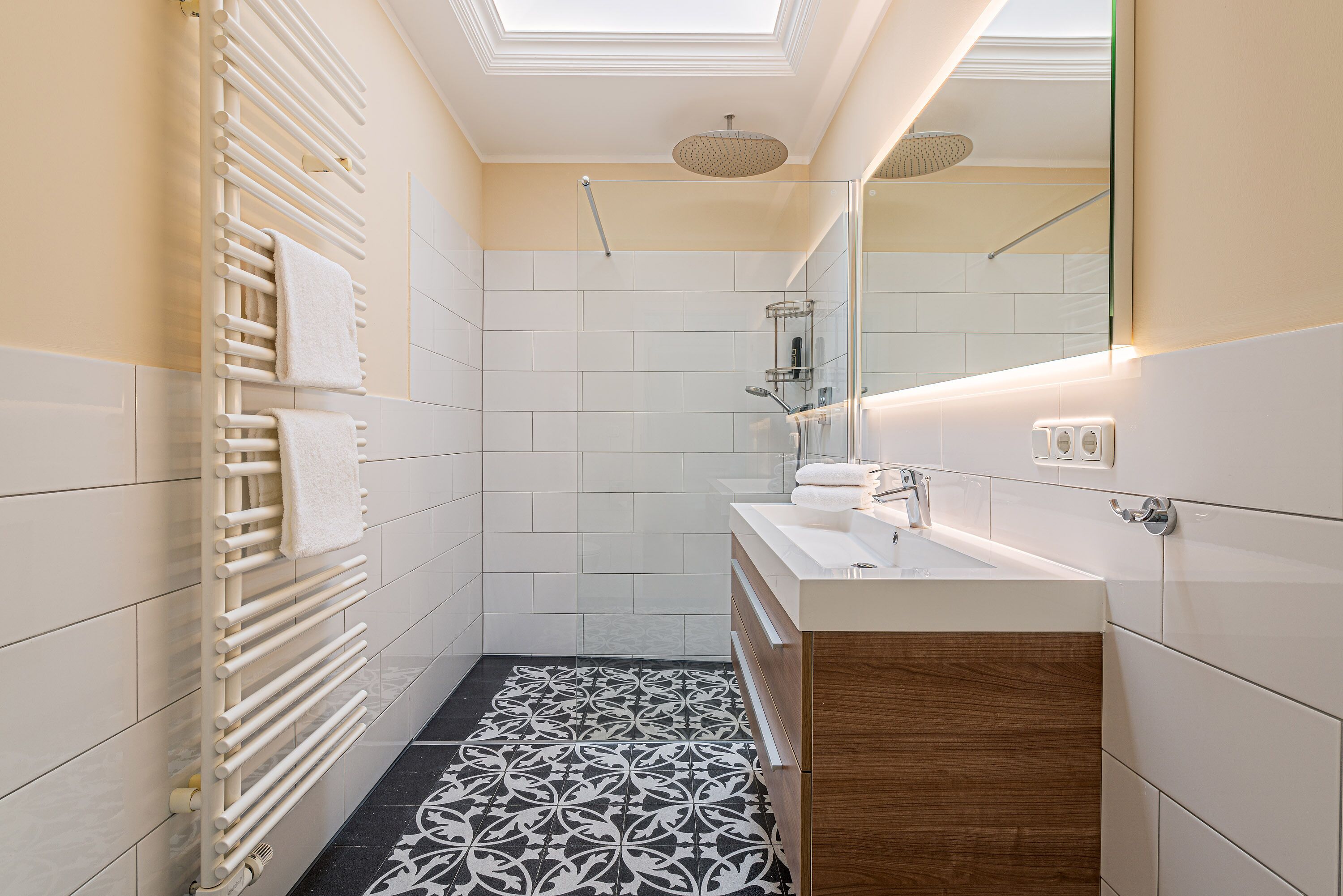 superior double room | bathroom | shower, free toiletries, towels