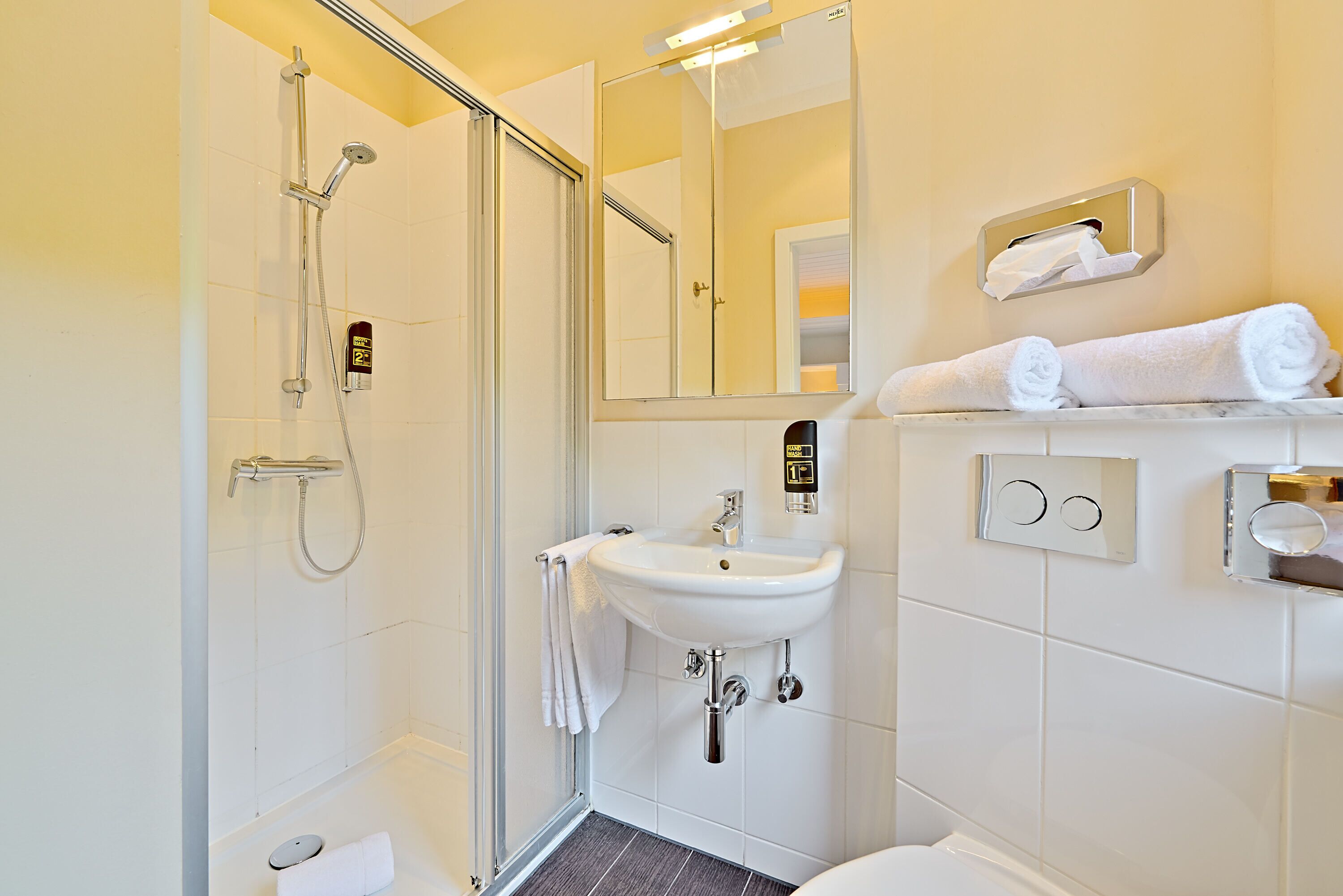 standard double room | bathroom | shower, free toiletries, towels