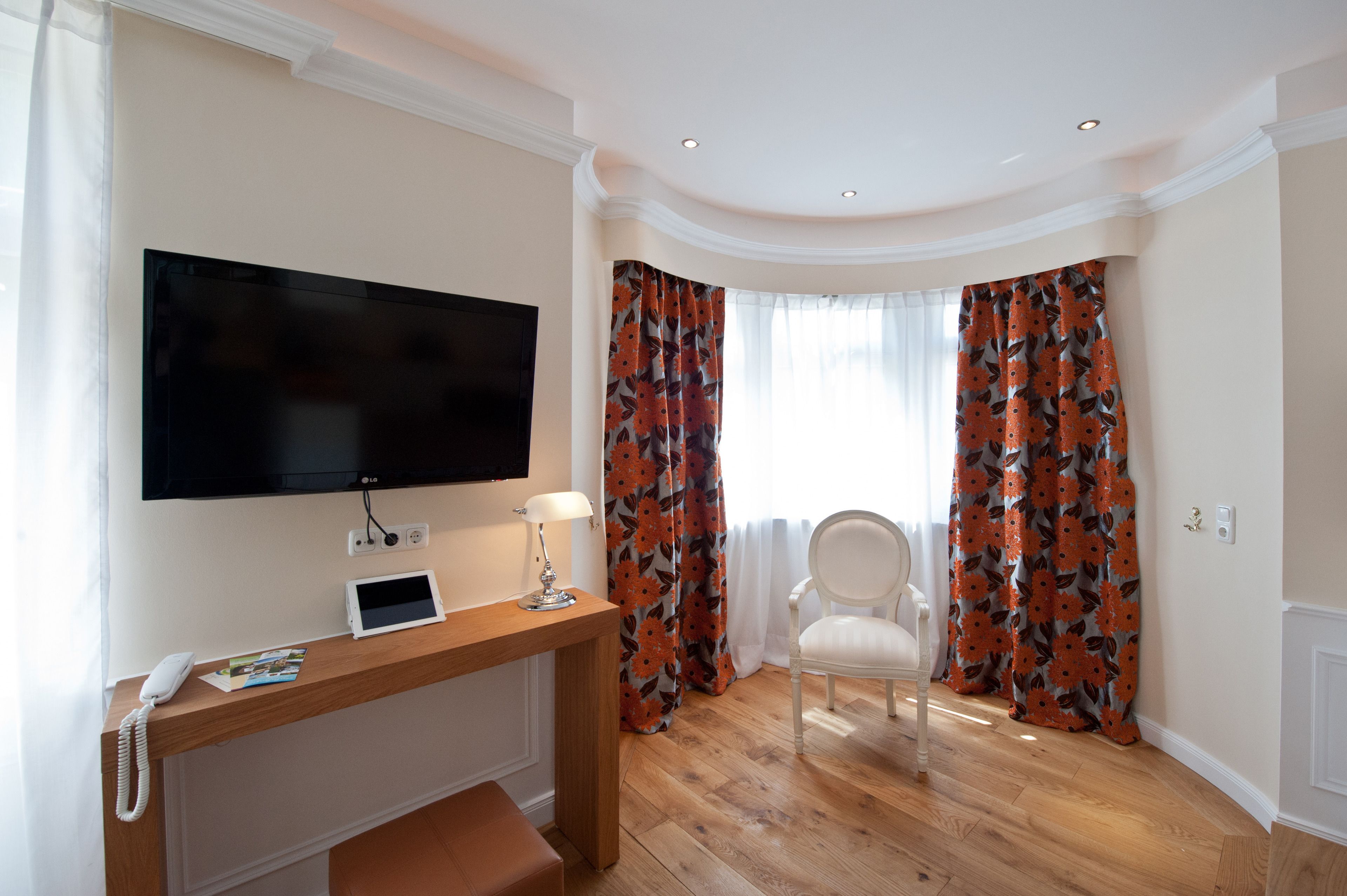 superior suite | living area | flat-screen tv